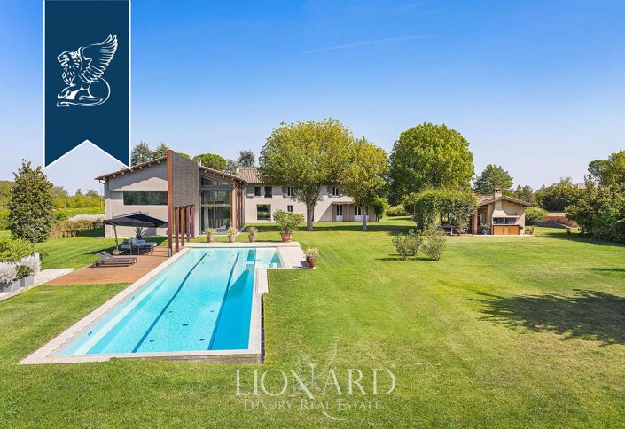 Image No.1-6 Bed Villa for sale