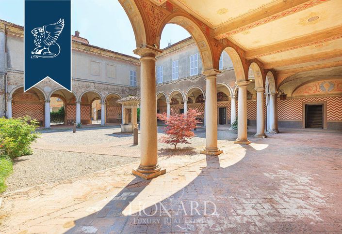 Image No.1-8 Bed Property for sale