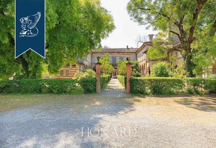 Image No.13-8 Bed Property for sale