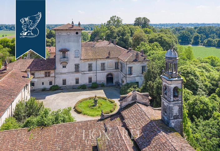 Image No.8-8 Bed Property for sale