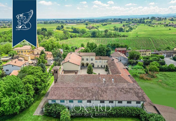 Image No.53-10 Bed Farmhouse for sale