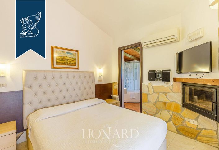 Image No.20-30 Bed Farmhouse for sale