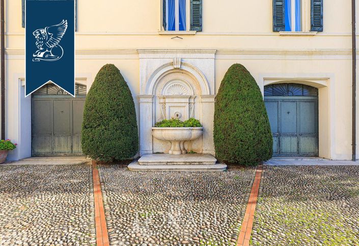 Image No.30-12 Bed Villa for sale