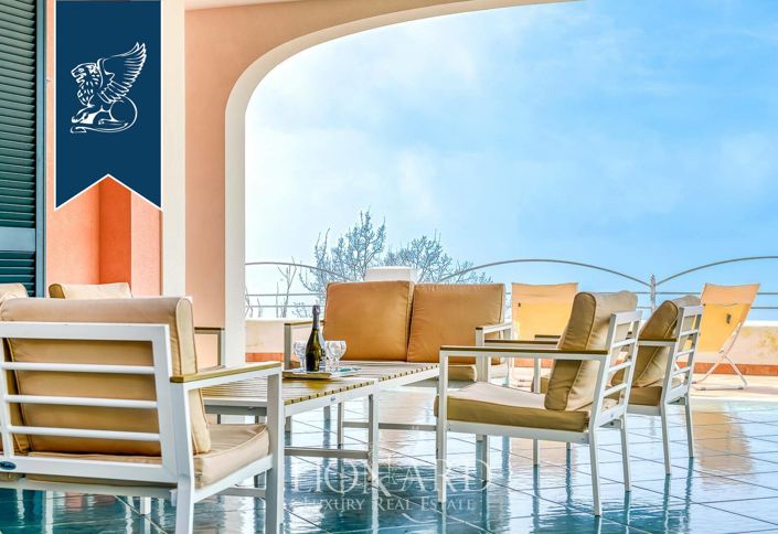 Image No.10-9 Bed Villa for sale