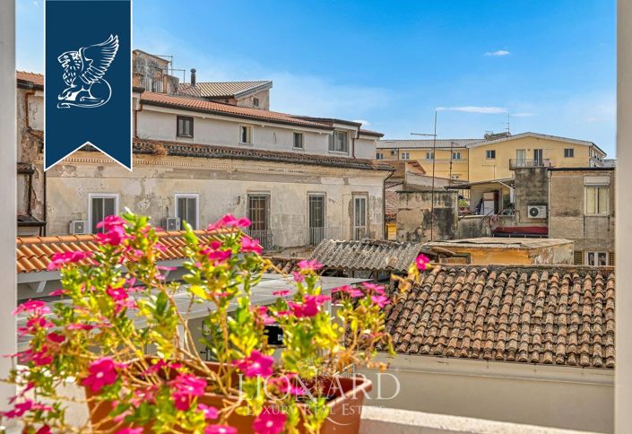 Image No.17-7 Bed Property for sale