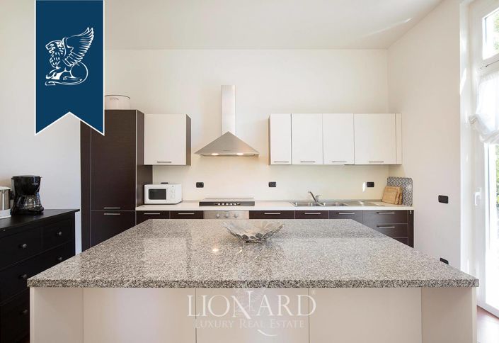 Image No.11-8 Bed Villa for sale