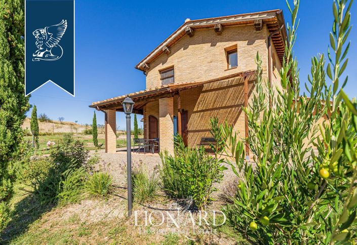 Image No.20-10 Bed Farmhouse for sale