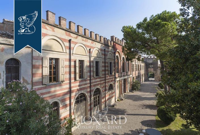 Image No.4-10 Bed Property for sale