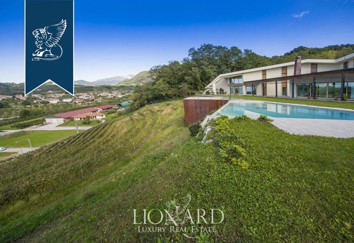 Image No.17-5 Bed Farmhouse for sale