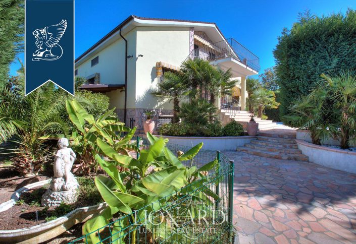 Image No.3-5 Bed Farmhouse for sale