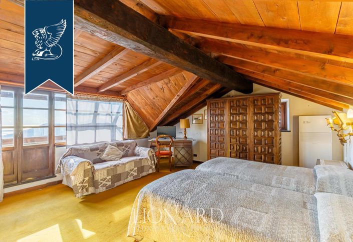 Image No.62-6 Bed Property for sale