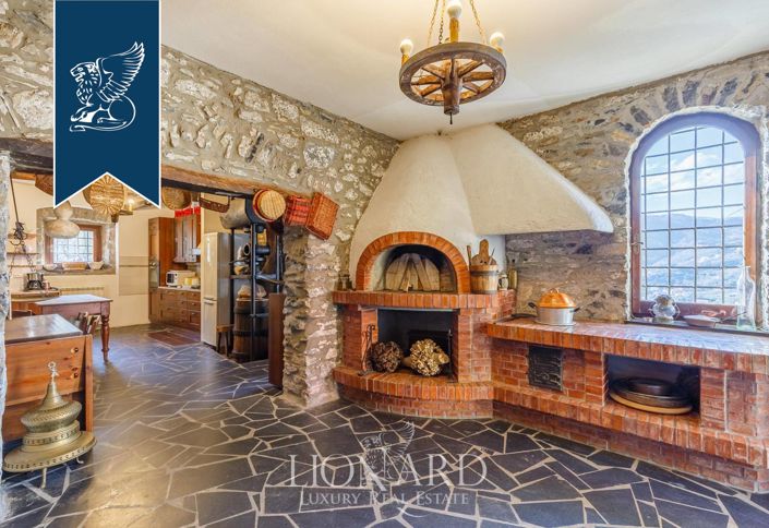 Image No.70-6 Bed Property for sale