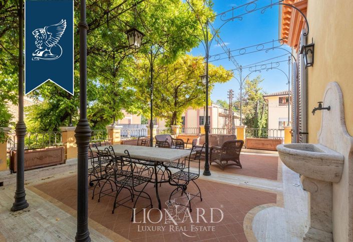 Image No.14-7 Bed Property for sale