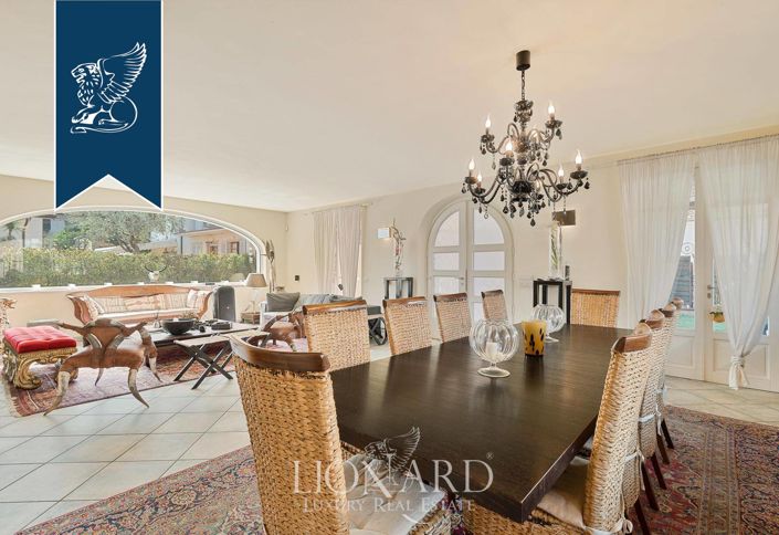 Image No.10-8 Bed Villa for sale