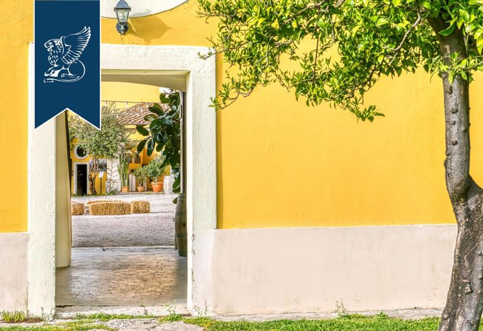 Image No.10-20 Bed Farmhouse for sale