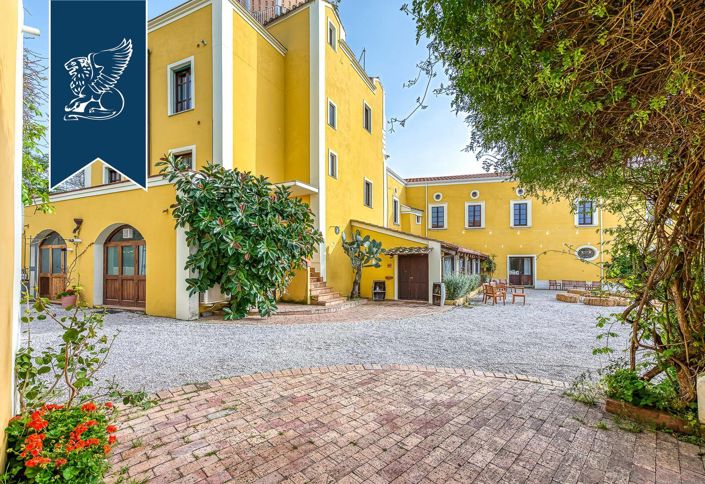 Image No.5-20 Bed Farmhouse for sale