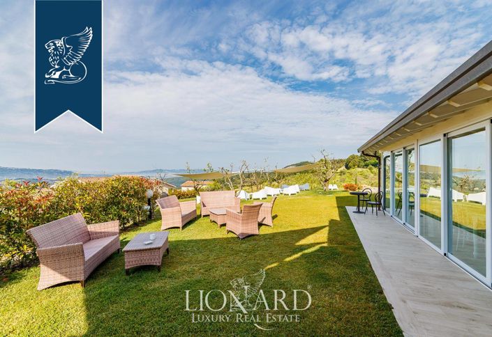 Image No.39-33 Bed Farmhouse for sale