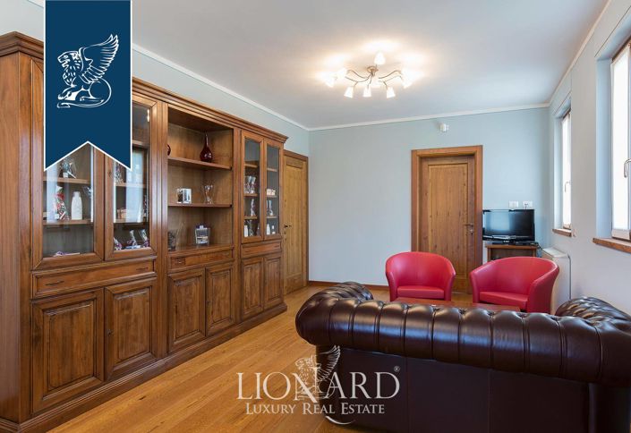 Image No.25-14 Bed Farmhouse for sale