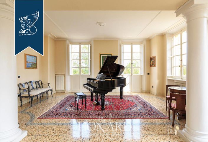 Image No.11-8 Bed Villa for sale