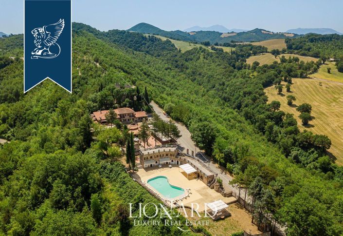 Image No.3-20 Bed Farmhouse for sale