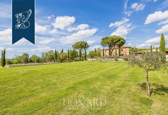 Image No.12-16 Bed Villa for sale