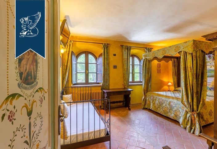 Image No.25-20 Bed Farmhouse for sale