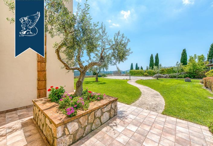 Image No.20-11 Bed Hotel for sale