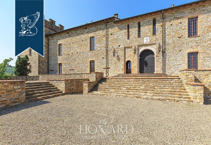 Image No.17-8 Bed Property for sale