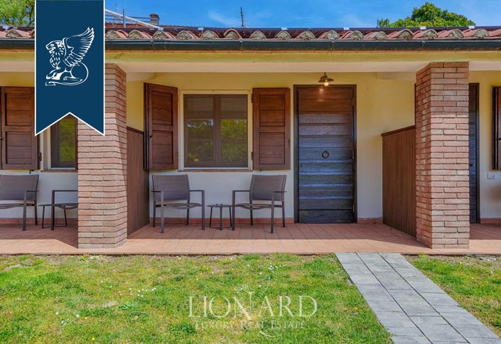 Image No.8-20 Bed Farmhouse for sale