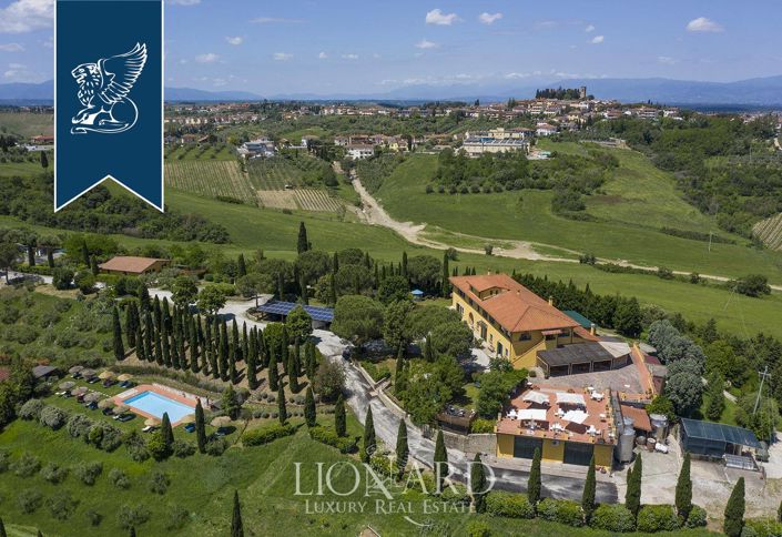 Image No.6-9 Bed Farmhouse for sale