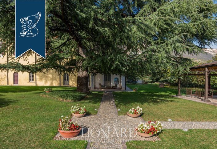 Image No.12-8 Bed Property for sale