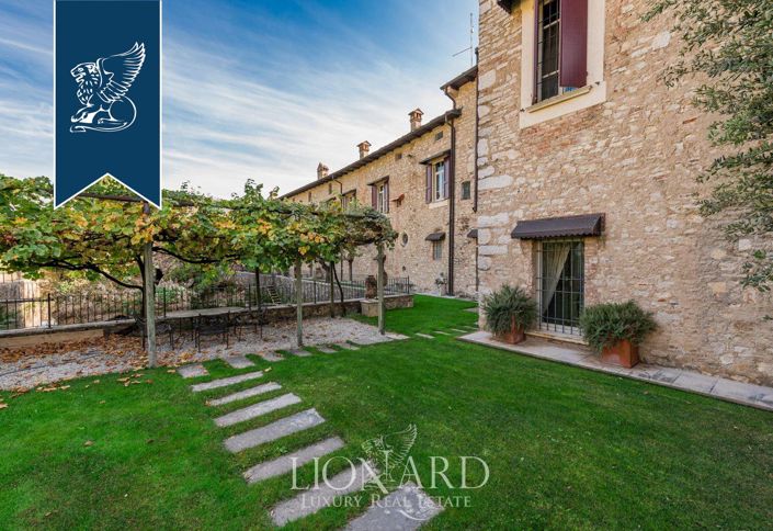 Image No.19-8 Bed Property for sale