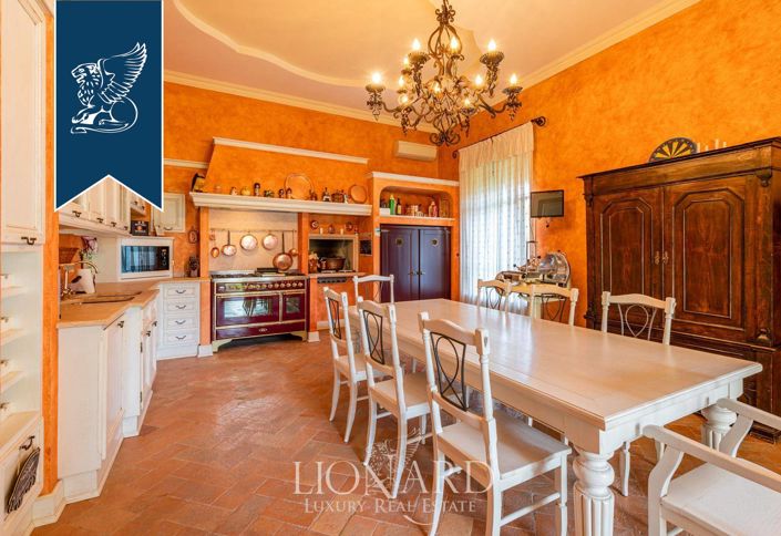 Image No.33-8 Bed Property for sale