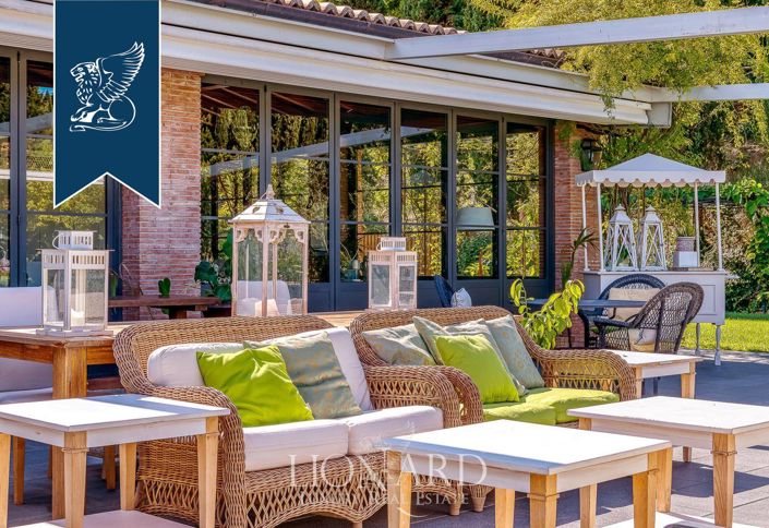 Image No.100-18 Bed Farmhouse for sale