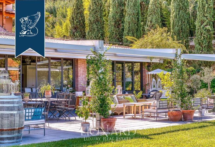 Image No.102-18 Bed Farmhouse for sale