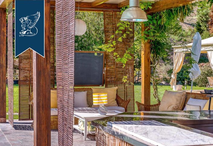 Image No.108-18 Bed Farmhouse for sale