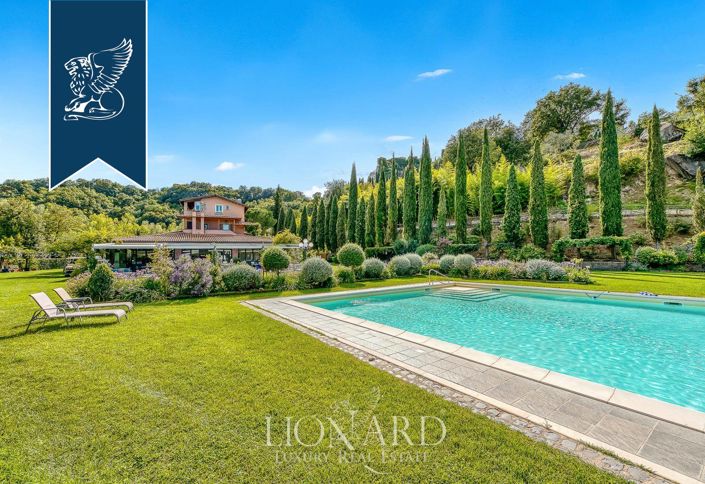 Image No.111-18 Bed Farmhouse for sale