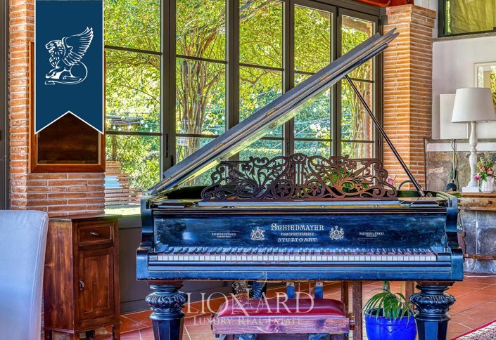 Image No.138-18 Bed Farmhouse for sale