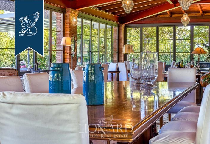 Image No.140-18 Bed Farmhouse for sale