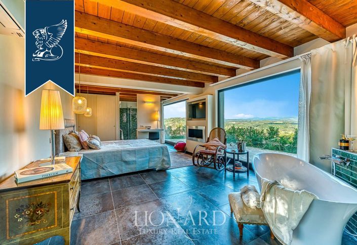 Image No.154-18 Bed Farmhouse for sale