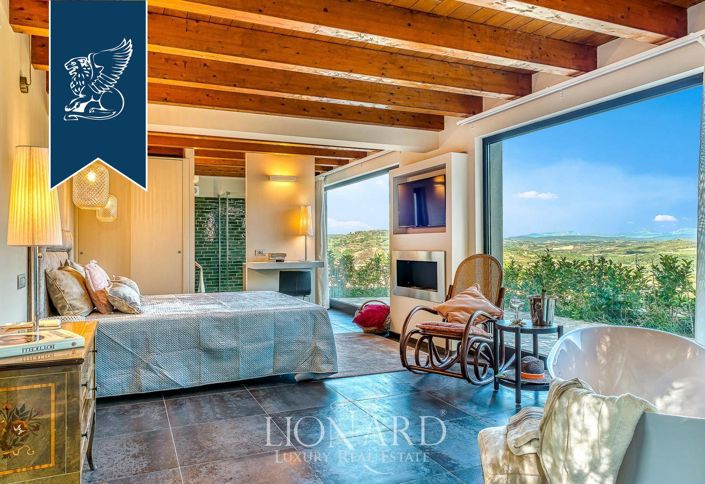 Image No.155-18 Bed Farmhouse for sale