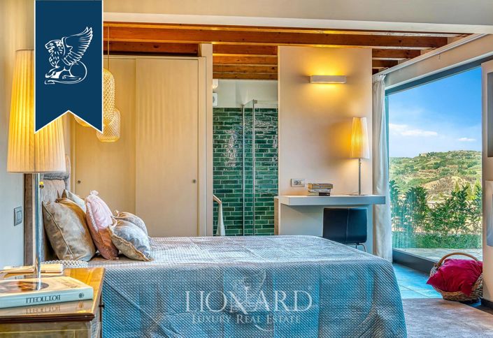 Image No.156-18 Bed Farmhouse for sale