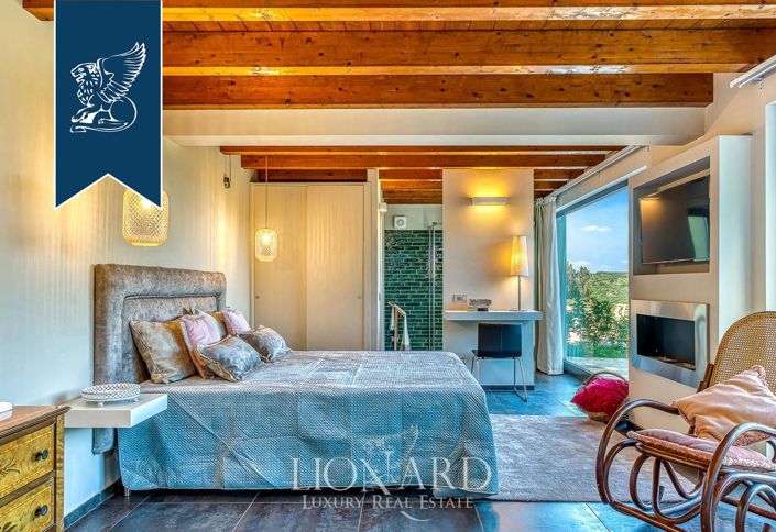 Image No.157-18 Bed Farmhouse for sale