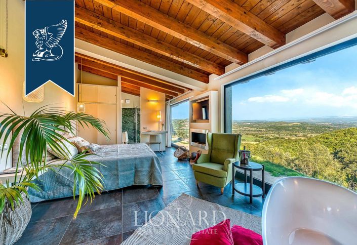 Image No.163-18 Bed Farmhouse for sale