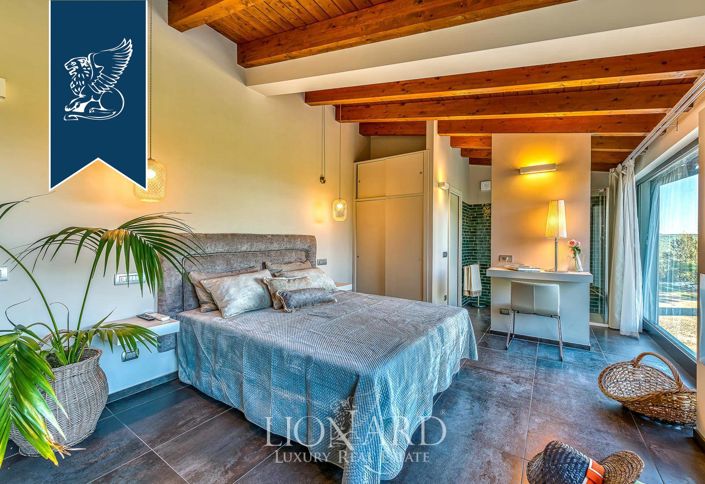 Image No.164-18 Bed Farmhouse for sale