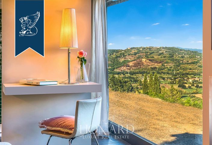 Image No.168-18 Bed Farmhouse for sale