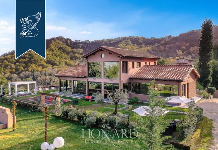 Image No.176-18 Bed Farmhouse for sale