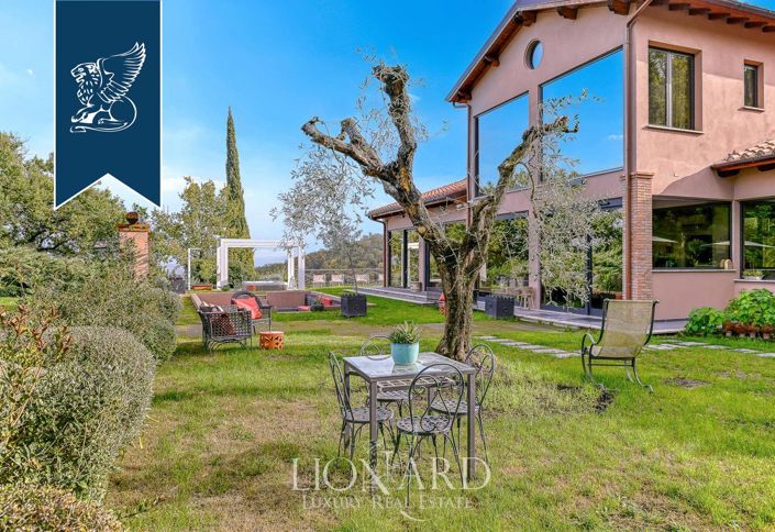 Image No.184-18 Bed Farmhouse for sale