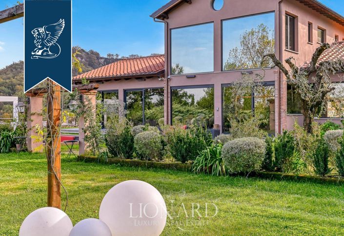 Image No.187-18 Bed Farmhouse for sale