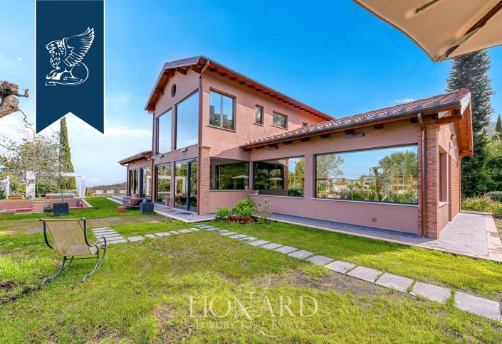 Image No.200-18 Bed Farmhouse for sale